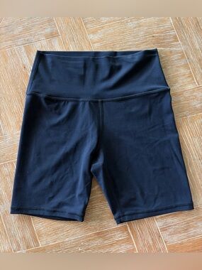 Athleta Transcend High Rise 7" Short Size M